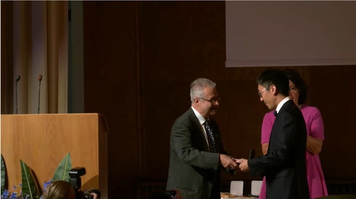 (AMPLIACIÓN) June Huh se convierte en el primer académico de origen coreano en ganar la Medalla Fields