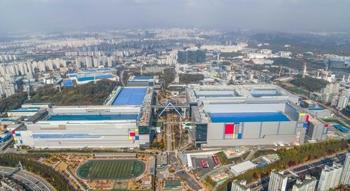 La fotografía de archivo, proporcionada, el 30 de junio de 2022, por Samsung Electronics Co., muestra su planta de semiconductores en Hwaseong, a unos 40 kilómetros al sur de Seúl. (Prohibida su reventa y archivo)