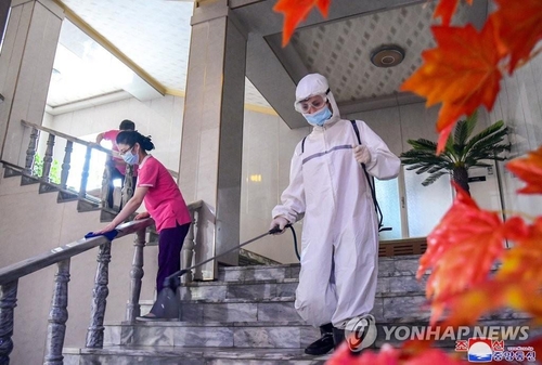 La foto de archivo, publicada, el 1 julio de 2022, por la KCNA, muestra a trabajadores desinfectando un hotel de Pyongyang. (Uso exclusivo dentro de Corea del Sur. Prohibida su distribución parcial o total)