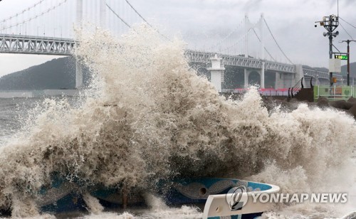 Las fuertes olas impactan un malecón en Busan, la mayor ciudad portuaria meridional de Corea del Sur, el 5 de septiembre de 2022, mientras el tifón superfuerte Hinnamnor se acerca a la península coreana. 