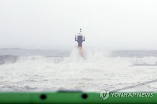 Enormes olas rugen en la costa frente a la ciudad de Pohang, a 272 kilómetros al sur de Seúl, el 19 de septiembre de 2022, mientras el tifón Nanmadol afectaba la parte sur de Corea del Sur.