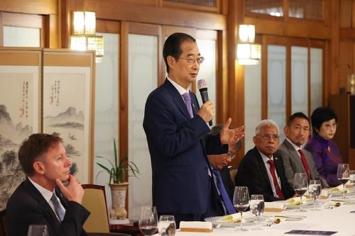 El PM promueve la candidatura para la Expo Mundial en una reunión con los embajadores de 13 países de Asia y el Pacífico