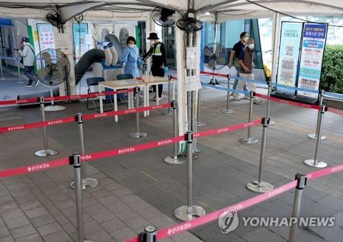 La foto, tomada el 23 de septiembre de 2022, muestra una clínica provisional para exámenes del COVID-19 vacía, en Seúl.
