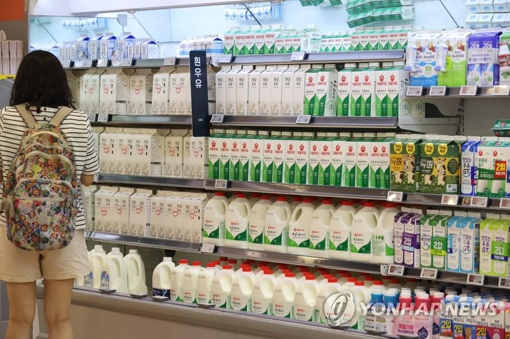 La foto, tomada el 2 de agosto de 2022, muestra a una persona observando productos lácteos en un hipermercado de Seúl. 
