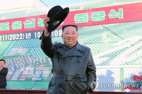 El líder norcoreano asiste a una ceremonia inaugural de una granja de invernadero en un aniversario importante del partido