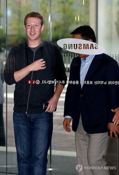 La foto de archivo, muestra a Mark Zuckerberg, director ejecutivo de Meta Platforms, entrando, el 18 de junio de 2013, en la oficina central de Samsung Electronics Co., en Seúl, para reunirse con el vicepresidente de Samsung Electronics, Lee Jae-yong. 