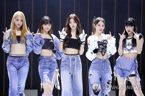La foto, proporcionada por Source Music, muestra al grupo femenino de K-pop Le Sserafim, posando para una foto durante un evento para promocionar su segundo álbum de reproducción extendida, "Antifragile", el 17 de octubre de 2022, en la Universidad Yonsei, en Seúl. (Prohibida su reventa y archivo)
