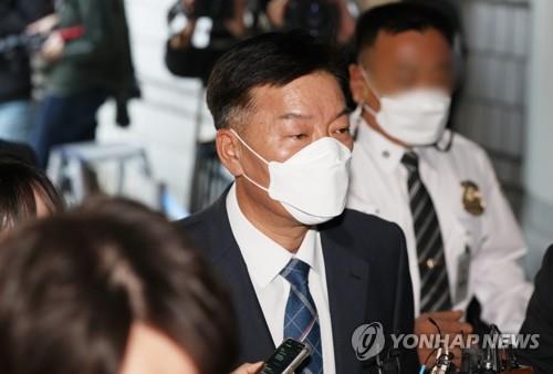 El ex comisario general de la Guardia Costera surcoreana Kim Hong-hee ingresa, el 21 de octubre de 2022, al Tribunal del Distrito Central de Seúl.
