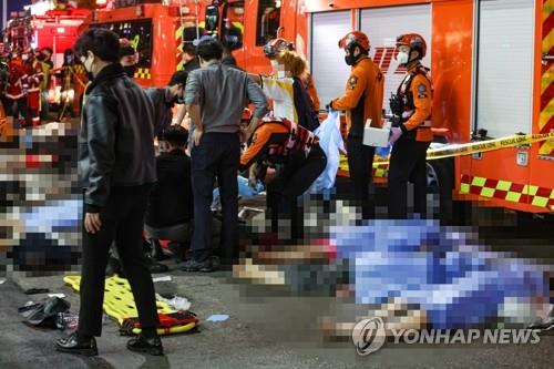 Las víctimas yacen en el piso, el 29 de octubre de 2022, en una calle de Itaewon, en el centro de Seúl, luego de una avalancha humana ocurrida durante las fiestas de la Noche de Brujas, que dejó un saldo de, al menos, 149 muertos.