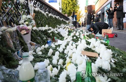 (2ª AMPLIACIÓN) Corea del Sur llora a los fallecidos en la estampida de Itaewon