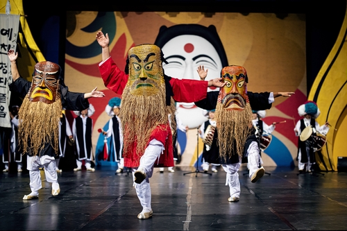 La imagen de archivo, sin fechar, proporcionada por la CHA, muestra una actuación de la danza de máscaras dramática tradicional "talchum". (Prohibida su reventa y archivo)