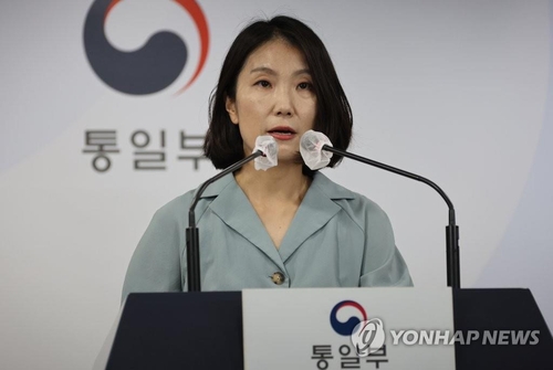 La foto de archivo, sin fechar, muestra a la viceportavoz del Ministerio de Unificación surcoreano, Lee Hyo-jung, hablando en una conferencia de prensa regular.