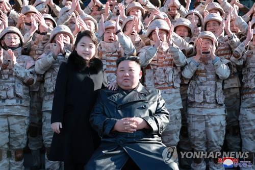 El líder norcoreano realiza su segunda aparición pública con su hija