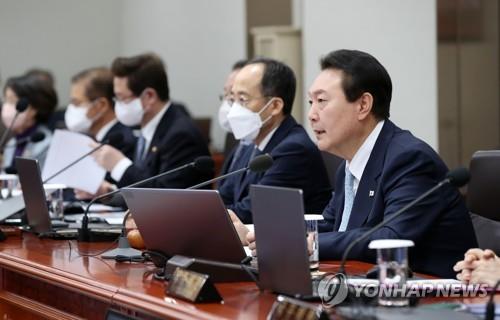 El presidente surcoreano, Yoon Suk-yeol (dcha.), preside una reunión del Gabinete, el 29 de noviembre de 2022, en la oficina presidencial, en Seúl. (Foto del cuerpo de prensa. Prohibida su reventa y archivo)
