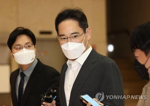 El presidente ejecutivo de Samsung Electronics, Lee Jae-yong, dialoga con los periodistas, el 4 de diciembre de 2022, antes de partir hacia los Emiratos Árabes Unidos (EAU), desde el Centro de Negocios de Aviación de Gimpo en Seúl, en el oeste de la capital surcoreana.