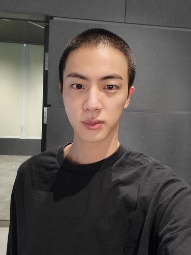 (AMPLIACIÓN) Jin de BTS se rapa el cabello antes de alistarse en el servicio militar