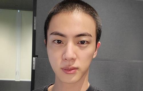 La foto de Jin, miembro de BTS, con su corte de pelo militar, es una captura de pantalla de Weverse, una plataforma en línea de comunidades de fanes del K-pop. (Prohibida su reventa y archivo)