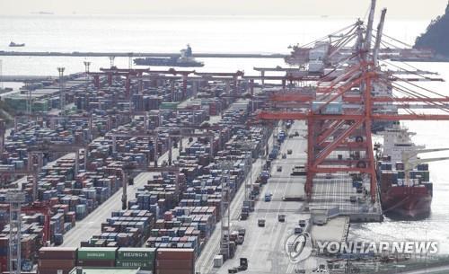 La fotografía de archivo, tomada el 30 de noviembre de 2022, muestra los contenedores apilados, en un puerto en la ciudad portuaria meridional de Busan, en Corea del Sur.