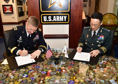 El general Park Jeong-hwan (dcha.), jefe del Estado Mayor del Ejército surcoreano, firma una declaración de "visión estratégica" con su homólogo estadounidense, el general James C. McConville, el 25 de enero de 2023 (hora local), en el cuartel general del Ejército estadounidense, en el Pentágono, en Virginia. (Foto proporcionada por la oficina de Park. Prohibida su reventa y archivo)