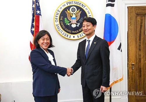 En la imagen de archivo se muestra al jefe negociador de comercio de Corea del Sur, Ahn Duk-geun, posando ante la cámara, el 8 de septiembre de 2022, con la representante comercial de Estados Unidos (USTR), Katherine Tai, antes de sus diálogos, en Washington. (Prohibida su reventa y archivo)