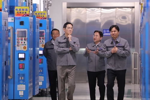 El jefe de Samsung visita una unidad de fabricación de componentes para chips en China