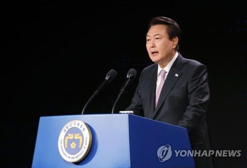 En la imagen, tomada el 30 de marzo de 2023, se muestra al presidente surcoreano, Yoon Suk Yeol, pronunciando un discurso de bienvenida en la Reunión Regional del Indopacífico de la 2ª Cumbre por la Democracia, celebrada en el Hotel Shilla, en Seúl. (Foto proporcionada por la oficina presidencial. Prohibida su reventa y archivo)