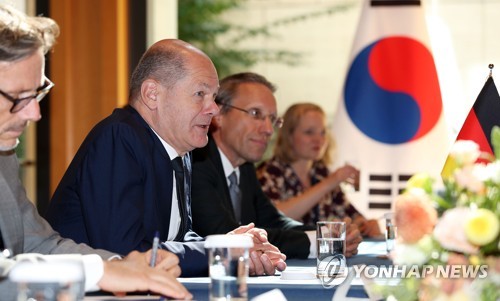La foto de archivo muestra al canciller alemán, Olaf Scholz (2º por la izda.), hablando durante la cumbre Corea del Sur-Alemania, el 21 de septiembre de 2022 (hora local), en Nueva York, EE. UU., sostenida al margen de la Asamblea General de la ONU.