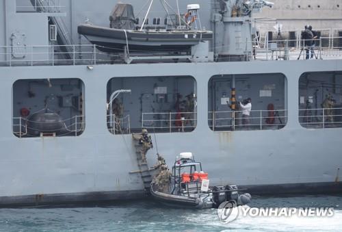La foto, tomada el 31 de mayo de 2023, muestra el ejercicio naval multinacional contra la proliferación de armas de destrucción masiva (ADM), en las aguas de la isla surcoreana meridional de Jeju.