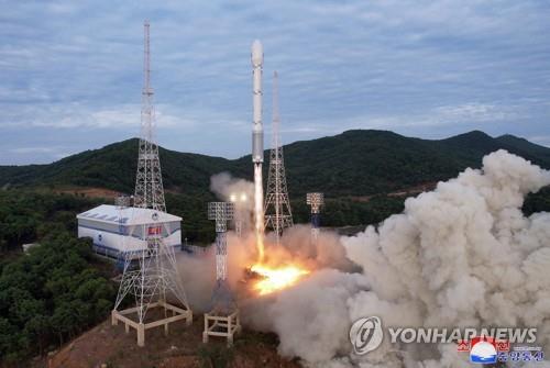 Corea del Norte publica unas fotos inusuales del lanzamiento fallido de su satélite espía
