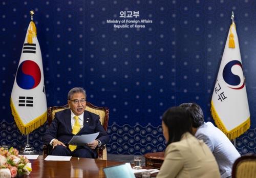 El ministro de Asuntos Exteriores de Corea del Sur, Park Jin (izda.), habla durante una entrevista concedida a la Agencia de Noticias Yonhap, el 8 de junio de 2023, en su oficina, en Seúl.