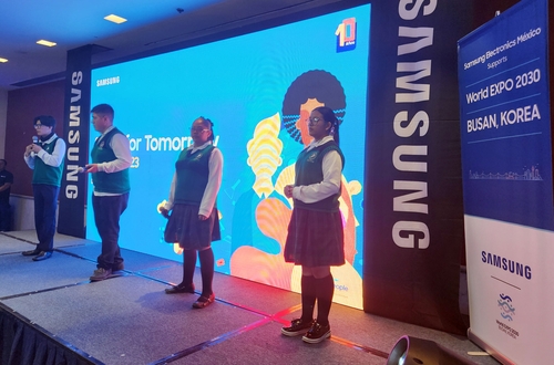 Los estudiantes presentan su proyecto durante un evento celebrado, el 22 de agosto de 2023, en un hotel de Ciudad de México, como parte de "Solve for Tomorrow", un programa de responsabilidad social empresarial de Samsung Electronics Co.