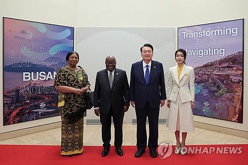 El presidente, Yoon Suk Yeol (2º por la dcha.), y la primera dama, Kim Keon Hee (dcha.), de Corea del Sur, posan para una foto con sus homólogos de Ghana, Nana Akufo-Addo (2º por la izda.), y su esposa, Rebecca Akufo-Addo, el 19 de septiembre de 2023 (hora local), al margen de la Asamblea General de la ONU, en Nueva York, EE. UU. (Foto del cuerpo de prensa. Prohibida su reventa y archivo)