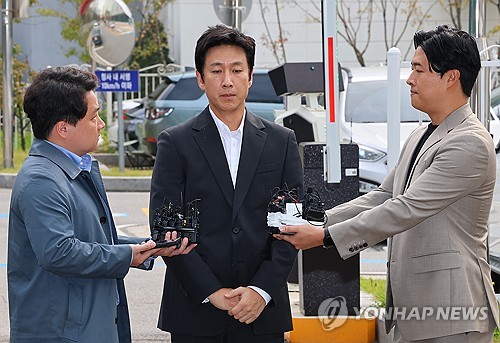 El actor Lee Sun-kyun (centro) llega a la comisaría de policía de Incheon Nonhyeon, en Incheon, a unos 30 kilómetros al oeste de Seúl, el 4 de noviembre de 2023, para ser interrogado por sospechas de consumo de drogas.