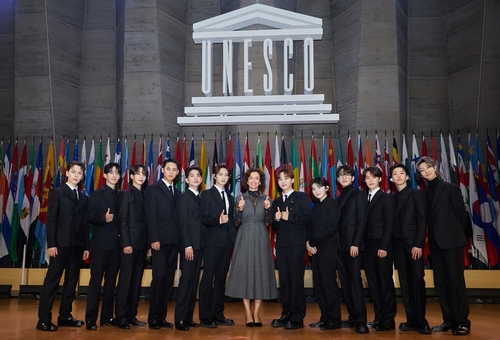 La foto de archivo, proporcionada por Pledis Entertainment, muestra al grupo de K-pop Seventeen posando con la directora general de la Unesco, Audrey Azoulay (centro), durante el 13er. Foro de la Juventud de la Unesco, el 14 de noviembre de 2023 (hora local), en la sede de la organización, en París, Francia. (Prohibida su reventa y archivo)