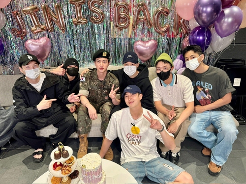 La foto, tomada de la cuenta de X de BTS, muestra a los miembros del grupo felicitando el regreso de Jin (3º por la izda.), tras cumplir los 18 meses de su servicio militar obligatorio, el 12 de junio de 2024, en la sede de Hybe, en Yongsan, Seúl. (Prohibida su reventa y archivo)