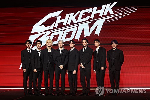 El grupo de K-pop Stray Kids posa ante la cámara, el 19 de julio de 2024, en un hotel de Seúl, durante una conferencia de prensa para promocionar su nuevo álbum de reproducción extendida, "Ate".