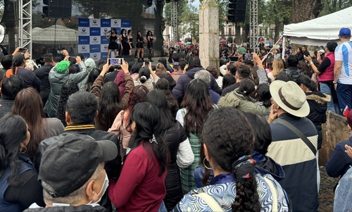 La foto, proporcionada, el 5 de agosto de 2024 (hora local), por el Centro Cultural Coreano en México, muestra a las personas observando una actuación de "cover dance" de K-pop, en Pátzcuaro, en el estado mexicano de Michoacán, durante el 9º Festival de Corea. (Prohibida su reventa y archivo) 