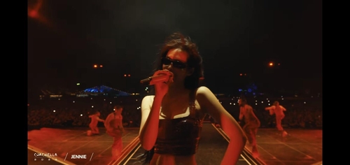 La imagen, capturada del canal de YouTube del Festival de Música y Artes de Coachella Valley, muestra a Jennie, de BLACKPINK, realizando una actuación, el 13 de abril de 2025 (hora local), en el festival, en el Empire Polo Club en Indio, California, EE. UU. (Prohibida su reventa y archivo)