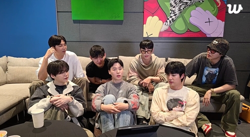 La imagen, sin fechar, proporcionada por BigHit Music, muestra a los integrantes de BTS durante una transmisión en vivo por la plataforma Weverse. (Prohibida su reventa y archivo)