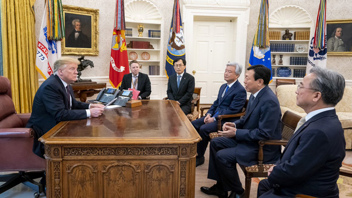 El jefe de Lotte se reúne con Trump en la Casa Blanca tras la apertura de una planta