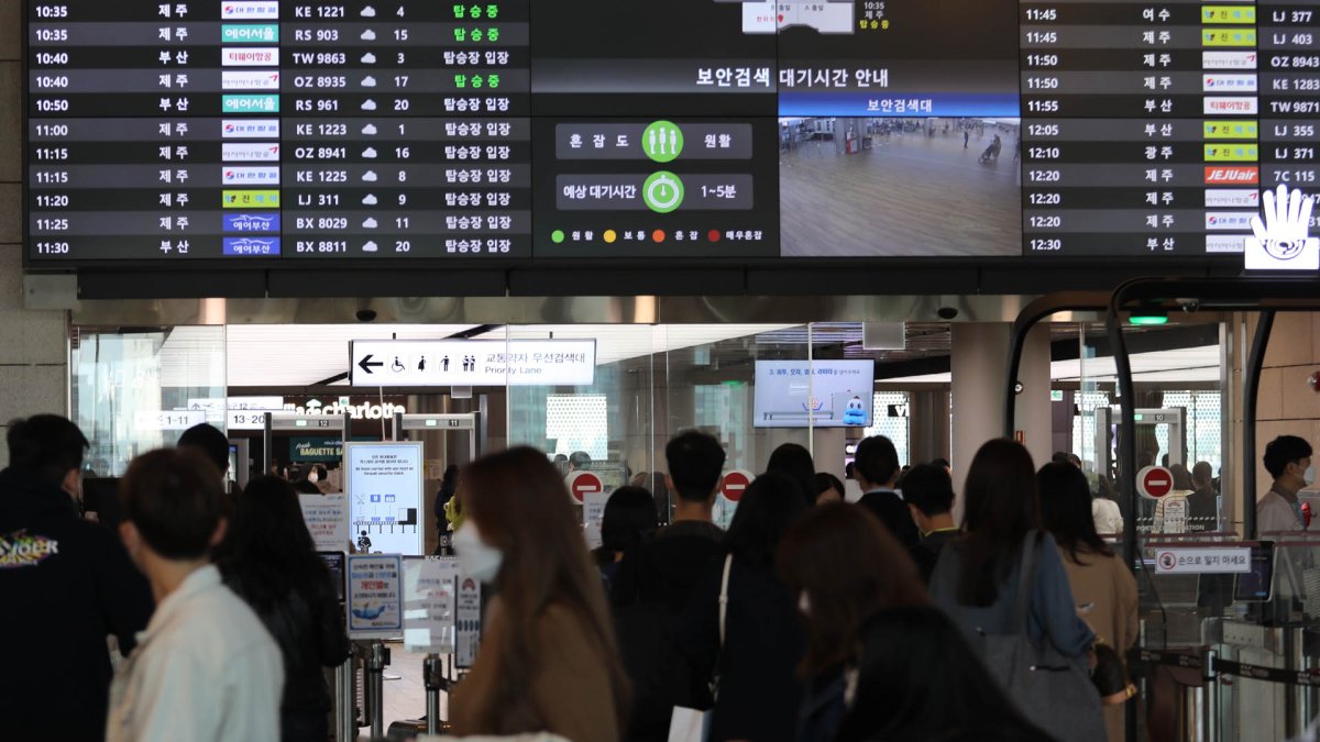 사흘 연휴에…김포공항, 제주행 여행객 북적 | 연합뉴스