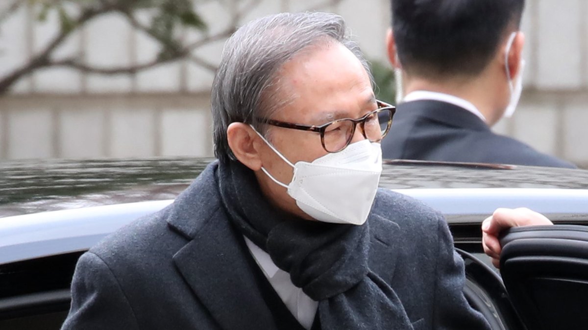 El expresidente encarcelado Lee Myung-bak es hospitalizado por una enfermedad crónica