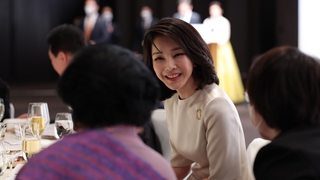 السيدة الأولى تزور زوجة الرئيس الأسبق الراحل كيم يونغ-سام