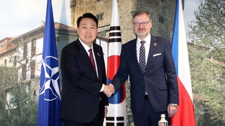 Yoon demande au PM tchèque de soutenir la participation de Séoul à un projet d'énergie nucléaire