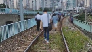 서울 1호선 구로역서 전철 멈춰…승객 선로로 이동 대피