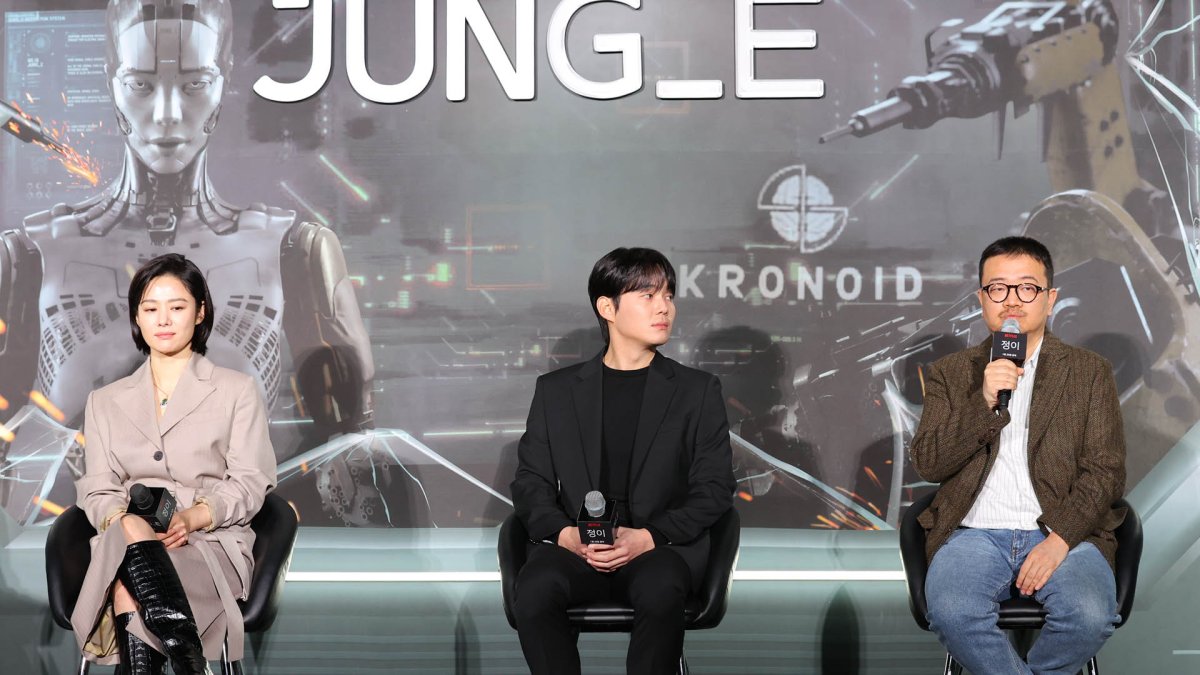 (Movie Review) 'Jung_E' delves into human nature behind AI