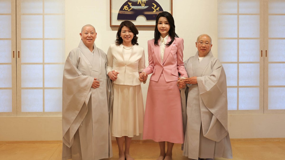 韓日首脳夫人　ソウルの寺で親交深める（５月８日）