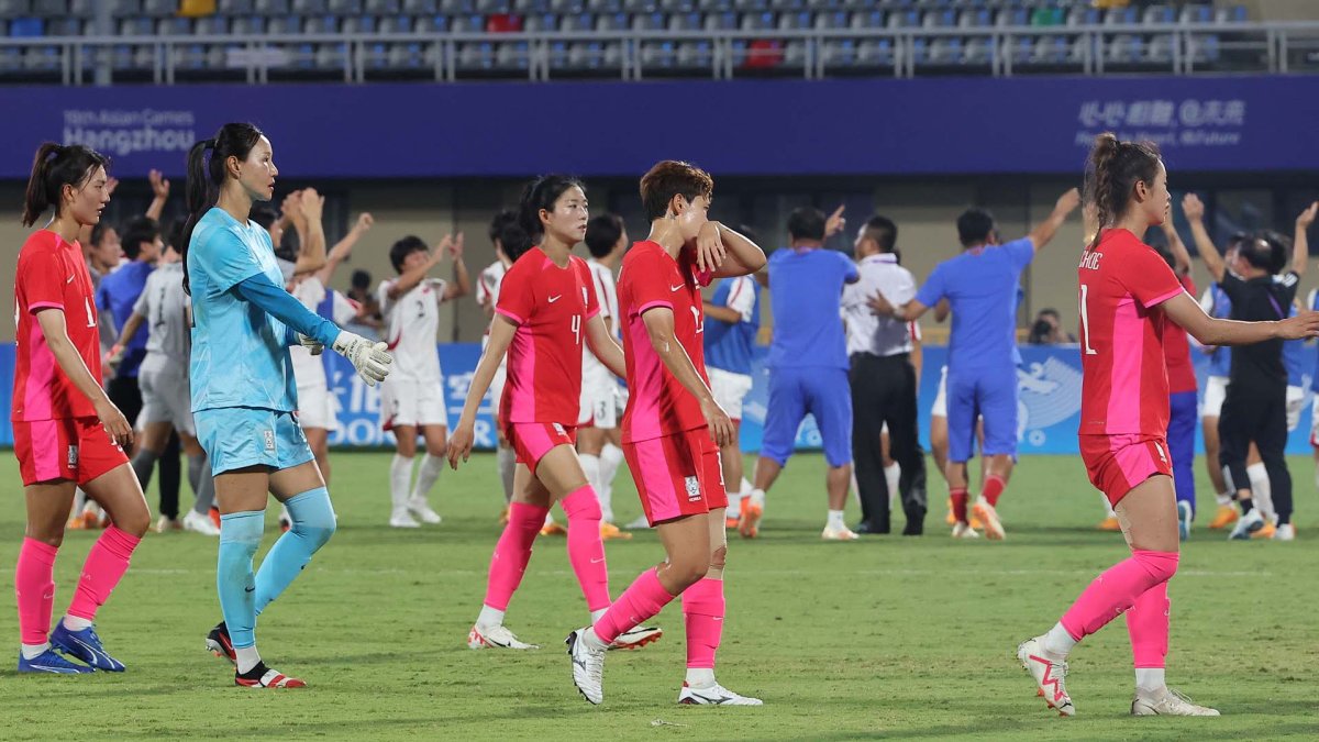 여자 축구, '남북 대결' 패배…25년 만에 4강 실패