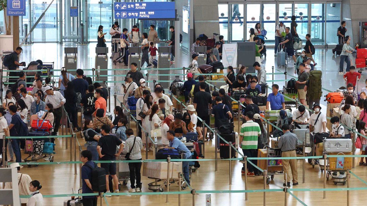 한글날까지 해외로…인천공항 최대 인파 몰려