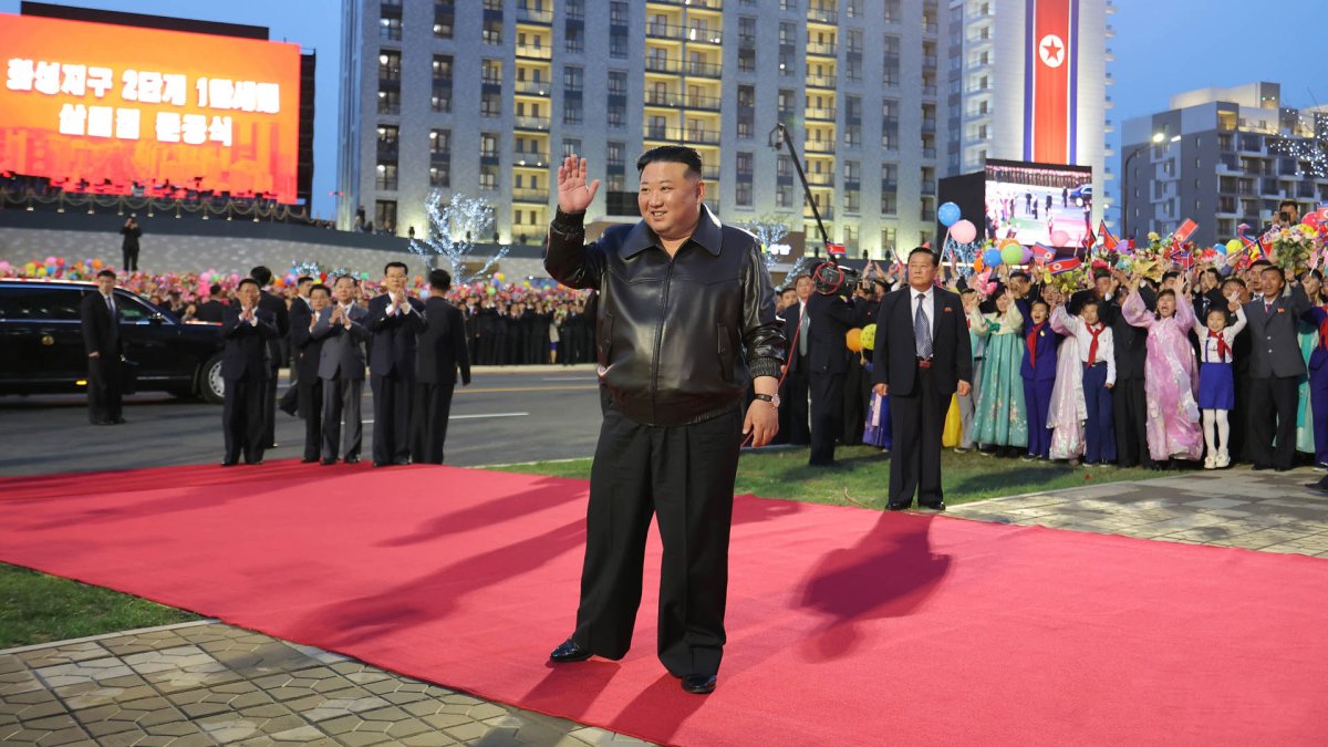 El líder norcoreano festeja la construcción de 10.000 viviendas nuevas en Pyongyang